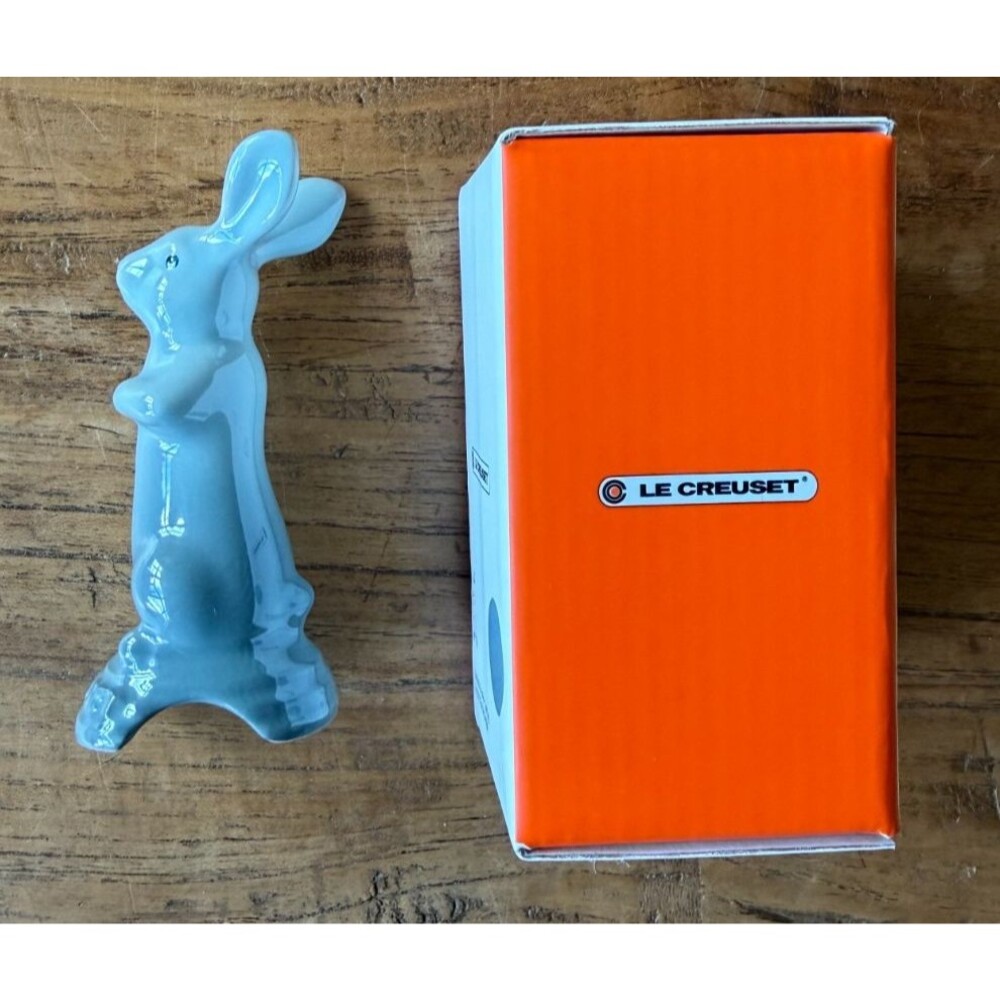 Le Creuset Stoneware Easter Bunny Pie Vent Bird Funnel - Sea Salt - New in Box - Picture 3 of 6